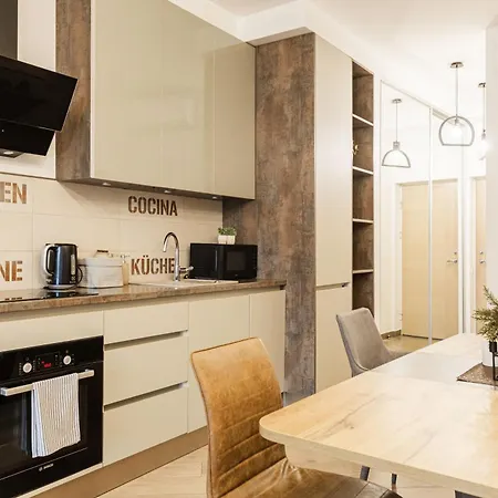 Stylish 2br In Prime Old Location, Sleeps 6 Riga