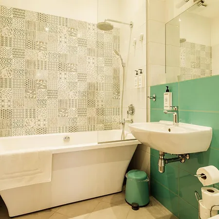 Stylish 2br In Prime Old Location, Sleeps 6